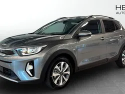 Grå (grey) Ny 2025 Kia Stonic 4 SUV | 277 900 kr (Marknadspris)