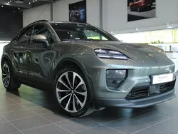 Mörkgrå Begagnad 2024 Porsche Macan SUV | 1 025 000 kr (Superpris)