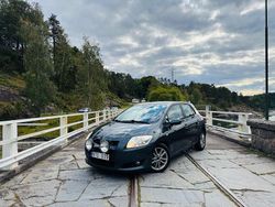 Mörkgrön (grön) Begagnad 2008 Toyota Auris Halvkombi | 29 900 kr (Dyr)