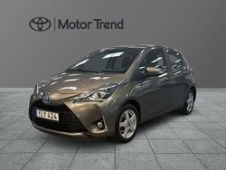 Grå Begagnad 2017 Toyota Yaris Hybrid Active Halvkombi | 139 900 kr (Marknadspris)