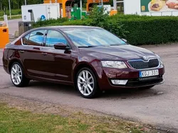 Röd Begagnad 2014 Skoda Octavia Ambition Halvkombi | 94 900 kr (Marknadspris)