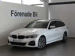 Vit (mineralvit metallic ) Begagnad 2020 BMW 330e M Sport Kombi | 349 000 kr (Marknadspris)