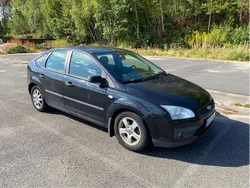 Svart Begagnad 2005 Ford Focus Halvkombi | 12 500 kr