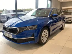 Blå (race blue metallic) Ny 2025 Skoda Octavia Kombi | 339 900 kr (Marknadspris)