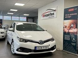 Vit Begagnad 2017 Toyota Auris Hybrid Active Halvkombi | 179 900 kr (Marknadspris)