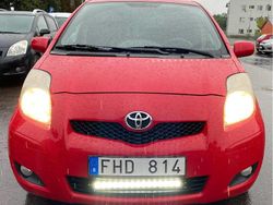 Röd Begagnad 2011 Toyota Yaris Halvkombi | 58 900 kr (Marknadspris)