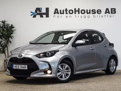 Silver Begagnad 2022 Toyota Yaris Hybrid Active Halvkombi | 208 000 kr (Marknadspris)