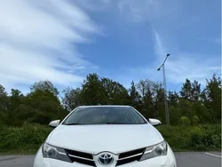 Vit Begagnad 2014 Toyota Auris Hybrid Active Halvkombi | 137 000 kr (Marknadspris)