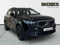 Svart Begagnad 2022 Volvo XC40 Momentum SUV | 264 900 kr (Marknadspris)
