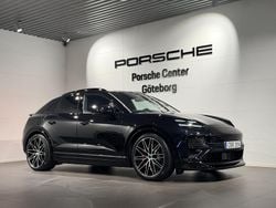 Svart (black) Ny 2025 Porsche Macan Turbo SUV | 1 493 800 kr (Dyr)