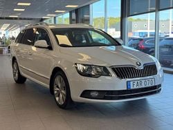Vit Begagnad 2015 Skoda Superb Kombi | 119 900 kr (Marknadspris)