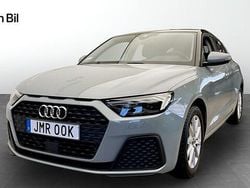 Pilgrå pärleffekt Begagnad 2022 Audi A1 Sportback Proline Halvkombi | 214 000 kr (Marknadspris)