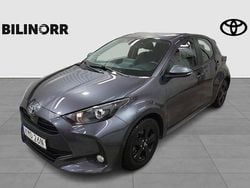 Grå Begagnad 2022 Toyota Yaris Hybrid Active Halvkombi | 219 900 kr (Marknadspris)