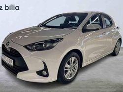 Vit Begagnad 2022 Toyota Yaris Hybrid Active Halvkombi | 219 900 kr (Marknadspris)