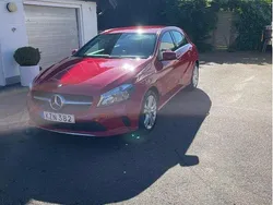 Röd Begagnad 2017 Mercedes A180 Urban Halvkombi | 179 000 kr (Marknadspris)