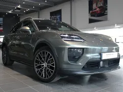 Mörkgrå (aventurine green metallic) Ny 2024 Porsche Macan SUV | 975 000 kr