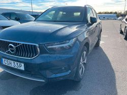 Mörkblå (denimblå metallic) Begagnad 2021 Volvo XC40 SUV | 349 000 kr (Marknadspris)