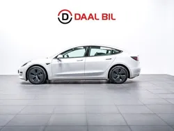 Vit Begagnad 2021 Tesla Model 3 Long Range Sedan | 339 700 kr (Marknadspris)