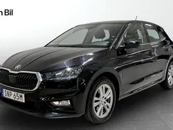 Svart (black magic pärleffekt me) Begagnad 2022 Skoda Fabia Style Halvkombi | 199 900 kr (Marknadspris)