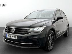 Grå (urano grey) Begagnad 2023 VW Tiguan Life SUV | 329 900 kr (Marknadspris)