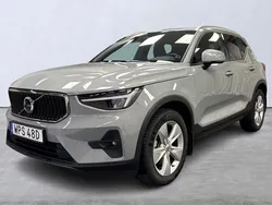 Grå Begagnad 2024 Volvo XC40 Core SUV | 349 900 kr (Marknadspris)