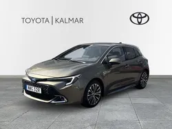 Grön Begagnad 2023 Toyota Corolla Hybrid Style Halvkombi | 284 900 kr (Marknadspris)