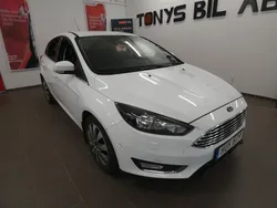 Vit Begagnad 2016 Ford Focus Titanium Halvkombi | 79 900 kr (Marknadspris)