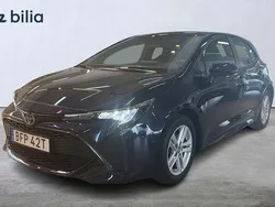 Mörkblå Begagnad 2022 Toyota Corolla Hybrid Active Halvkombi | 244 900 kr (Marknadspris)