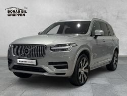 Ljusgrå (grå) Begagnad 2023 Volvo XC90 Plus SUV | 629 000 kr (Marknadspris)