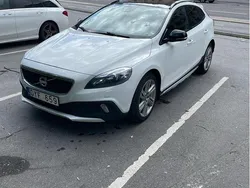 Vit Begagnad 2013 Volvo V40 CC Momentum Kombi | 125 000 kr (Marknadspris)