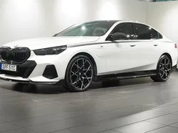 Vit Begagnad 2024 BMW 550e M Performance Sedan | 995 000 kr