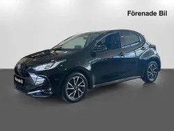Svart Begagnad 2022 Toyota Yaris Hybrid Active Halvkombi | 219 000 kr (Marknadspris)