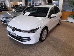 Vit (pure white) Ny 2025 VW Golf VIII Life Kombi | 284 900 kr (Marknadspris)