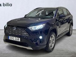 Mörkblå Begagnad 2022 Toyota RAV4 Hybrid Active SUV | 369 900 kr (Marknadspris)