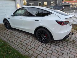 Pearl white multicoat Begagnad 2024 Tesla Model Y Performance SUV | 495 000 kr (Marknadspris)