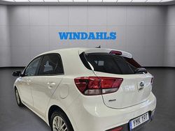 Vit Begagnad 2020 Kia Rio Advance Halvkombi | 179 700 kr (Marknadspris)