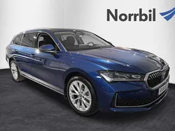 Blå (cobalt blue metallic) Ny 2025 Skoda Superb Selection Kombi | 484 800 kr (Lite dyr)