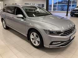 Silver (pyrit silver metallic) Begagnad 2023 VW Passat GT Kombi | 319 900 kr (Bra pris)