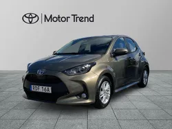 Grön Begagnad 2022 Toyota Yaris Hybrid Active Halvkombi | 209 900 kr (Marknadspris)