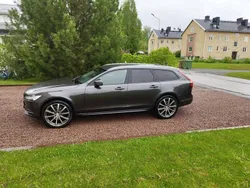 Grå Begagnad 2021 Volvo V90 CC Kombi | 329 000 kr (Marknadspris)