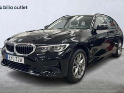 Svart Begagnad 2021 BMW 330e Sport Line Kombi | 309 900 kr (Superpris)