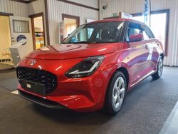 Röd Ny 2024 Suzuki Swift Halvkombi | 249 900 kr (Marknadspris)