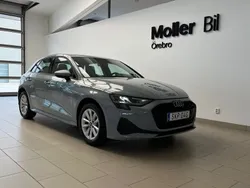 Ljusgrå (pilgrå pärleffekt) Begagnad 2025 Audi A3 Sportback Proline Halvkombi | 299 000 kr (Lite dyr)