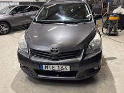 Mörkgrå (gråmetallic) Begagnad 2012 Toyota Verso Minibuss | 59 900 kr (Bra pris)