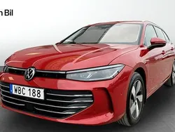 Röd Begagnad 2024 VW Passat Business Kombi | 359 000 kr (Marknadspris)