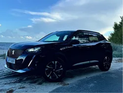 Svart Begagnad 2022 Peugeot e-2008 Allure SUV | 178 000 kr (Marknadspris)