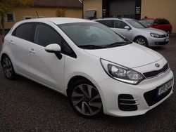 Vit Begagnad 2015 Kia Rio Halvkombi | 89 900 kr (Marknadspris)