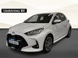 Vit Begagnad 2024 Toyota Yaris Hybrid Style Halvkombi | 299 000 kr (Marknadspris)