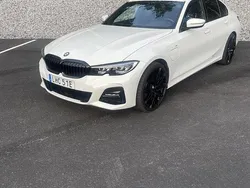 Vit Begagnad 2020 BMW 330e M Sport Sedan | 308 000 kr (Marknadspris)