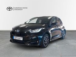 Svart Begagnad 2023 Toyota Yaris Hybrid Active Halvkombi | 234 900 kr (Marknadspris)